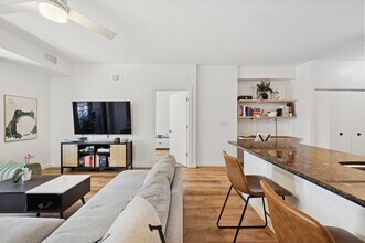 451 W Huron St, Unit 1011 in Chicago, IL - Building Photo - Building Photo
