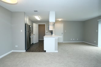 The Pointe Apartments in Arlington Heights, IL - Building Photo - Interior Photo