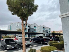 6955 N Durango Dr, Unit 1070 in Las Vegas, NV - Foto de edificio - Building Photo