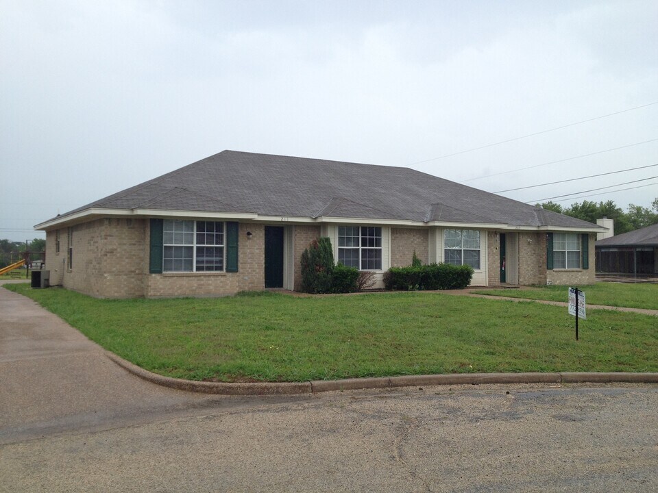 211 Cathy Dr in Robinson, TX - Building Photo