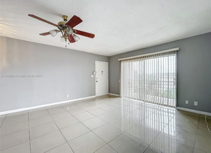 4043 NW 16th St, Unit Majestic Gardens in Lauderhill, FL - Foto de edificio - Building Photo