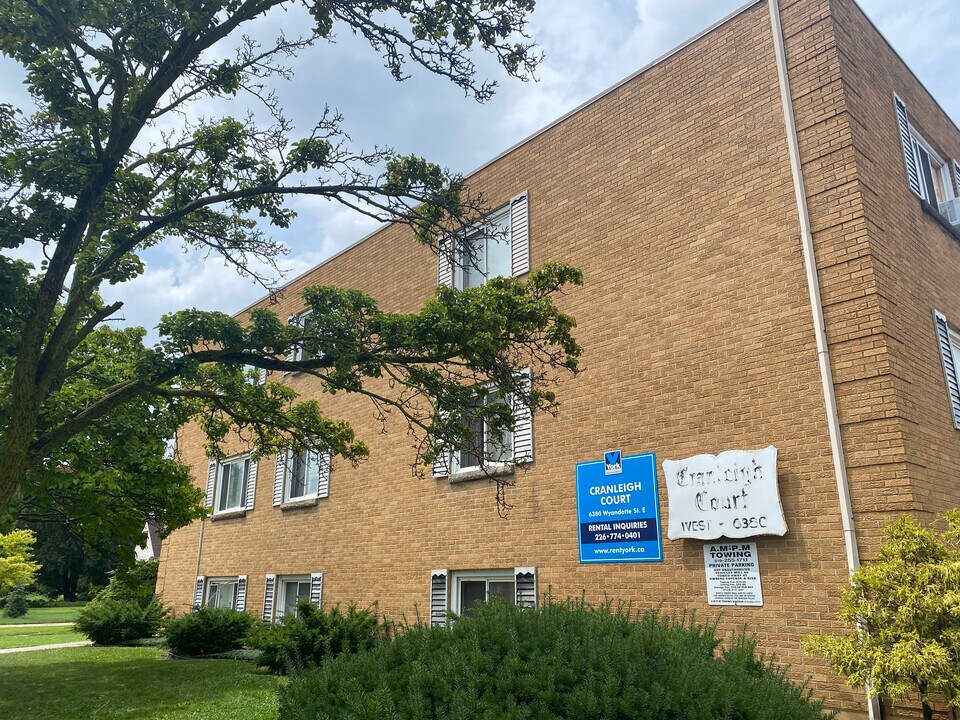 Cranleigh Court in Windsor, ON - Building Photo