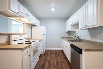Creekside Park Apartments in Napa, CA - Building Photo - Interior Photo