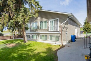 158B N Railway St in Okotoks, AB - Building Photo