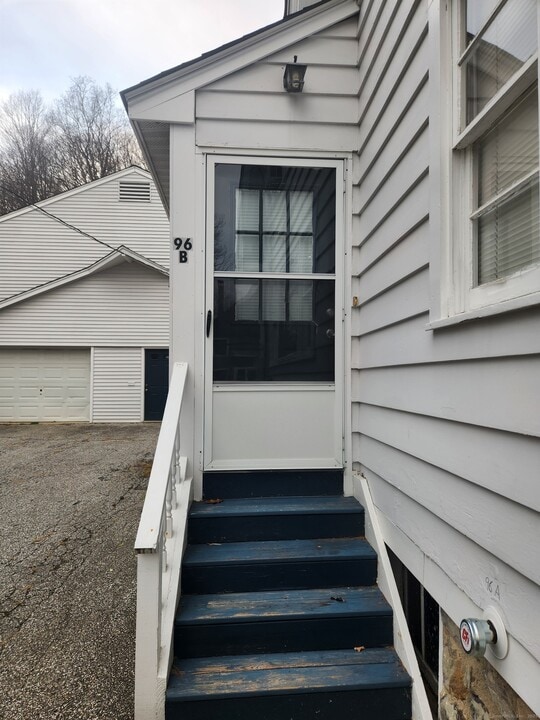 96 Portland Ave in Redding, CT - Building Photo