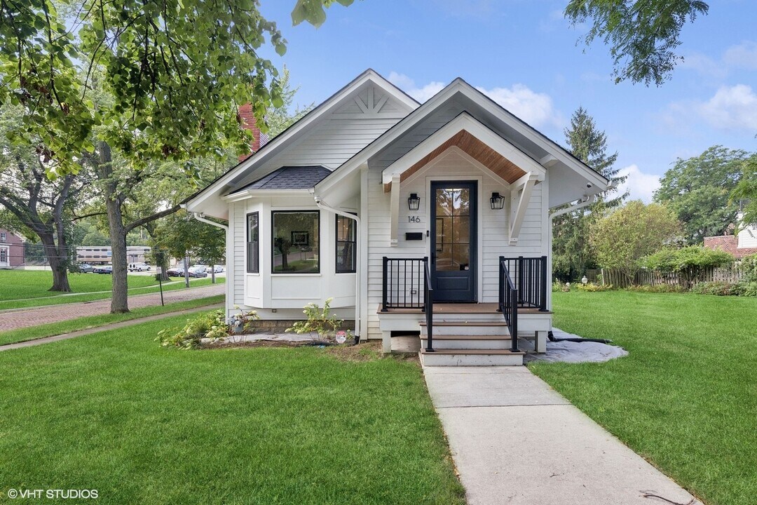 146 E Maple St in Hinsdale, IL - Building Photo