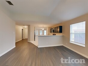 240 Pine Crest Dr in Justin, TX - Foto de edificio - Building Photo