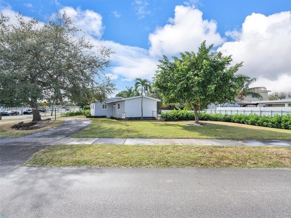 17320 NW 80th Ave in Hialeah, FL - Building Photo