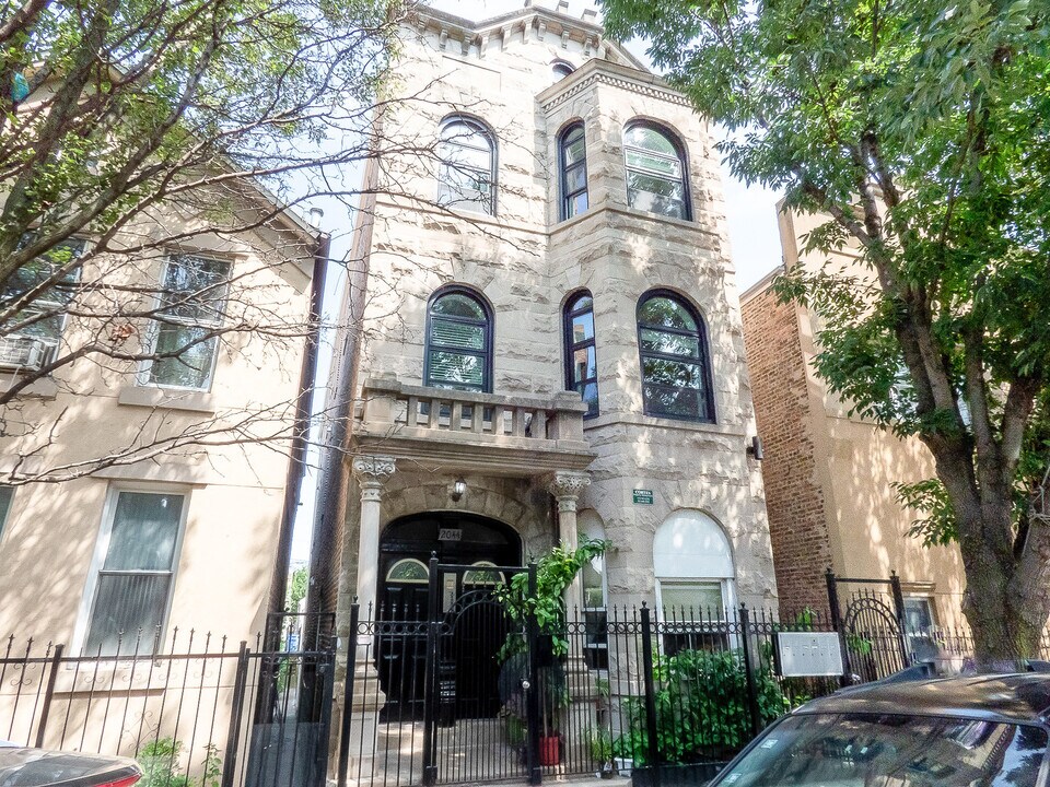 2044 W 19th St in Chicago, IL - Building Photo