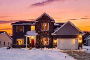 124 Falcon Ln in Archbald, PA - Building Photo