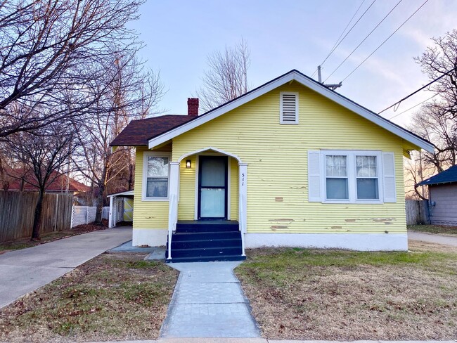 511 W 16th Ave in Hutchinson, KS - Building Photo - Building Photo