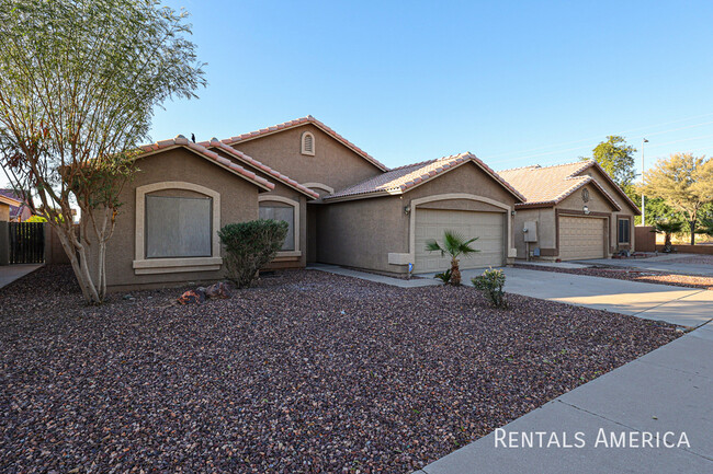 9067 W Yale St in Phoenix, AZ - Foto de edificio - Building Photo