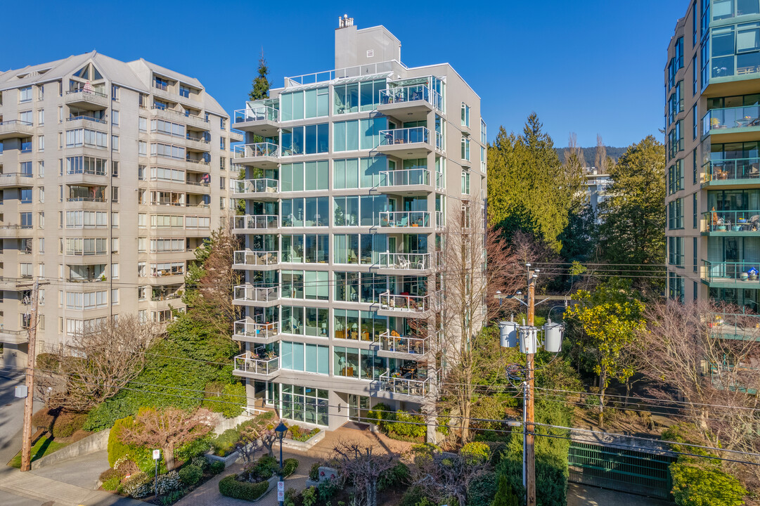 1455 Duchess Ave in West Vancouver, BC - Building Photo