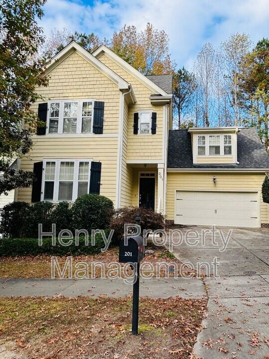 201 Thorndale Dr in Holly Springs, NC - Foto de edificio