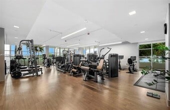 10 Venetian Way, Unit 906 in Miami Beach, FL - Building Photo - Building Photo