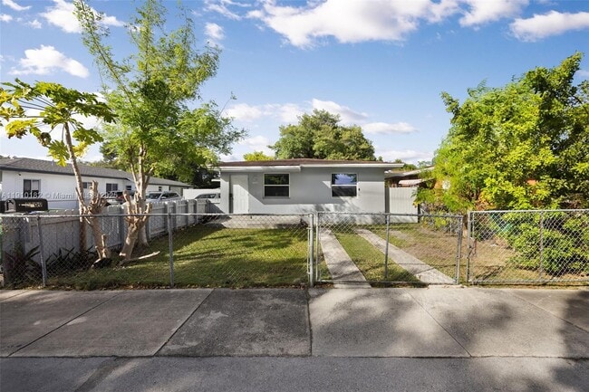 2009 NW 32nd St in Miami, FL - Building Photo - Building Photo