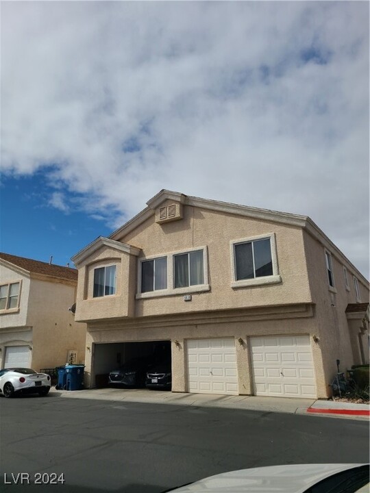 5939 Trickling Descent St in Henderson, NV - Foto de edificio