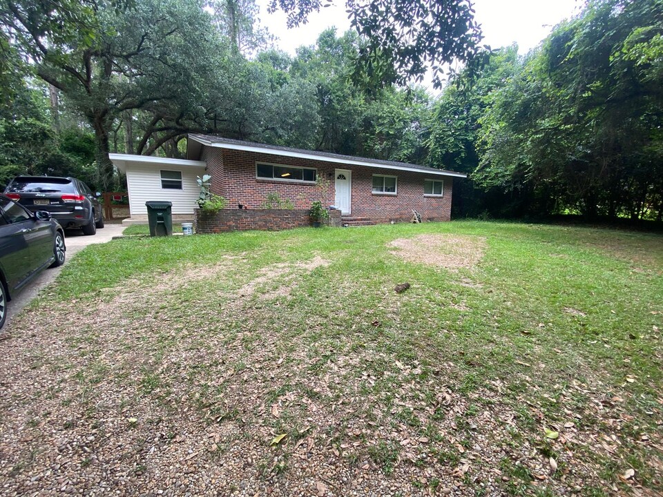 2202 Mission Rd in Tallahassee, FL - Building Photo