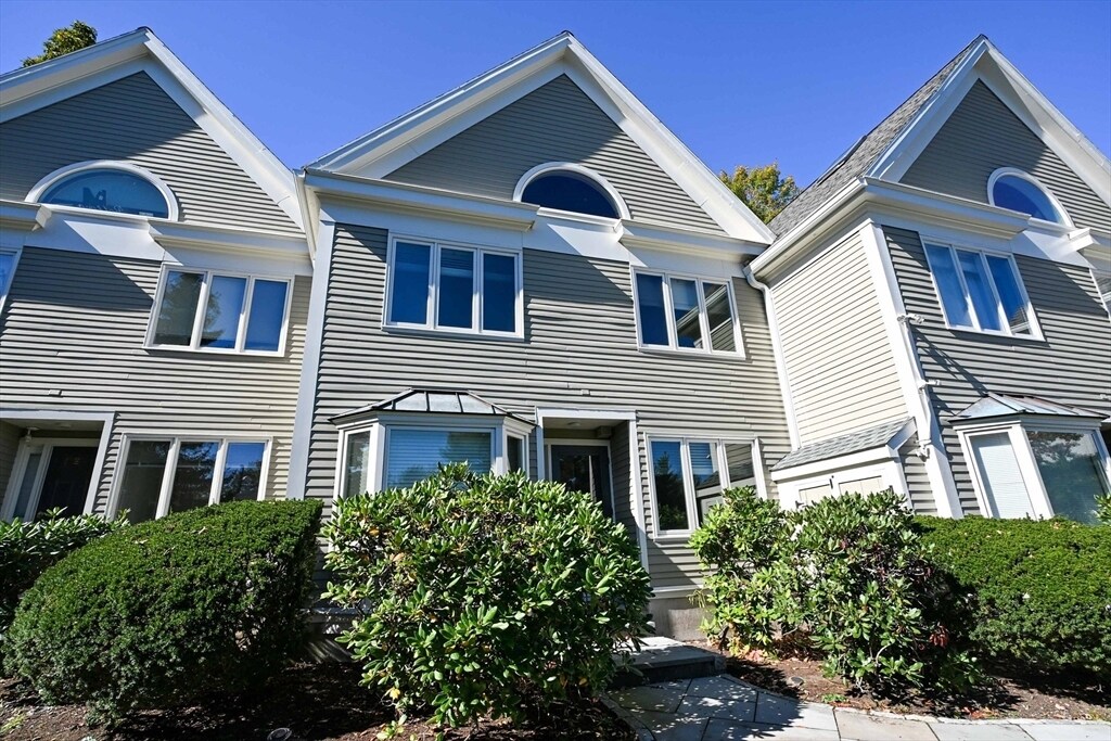 697 Hammond St in Brookline, MA - Building Photo