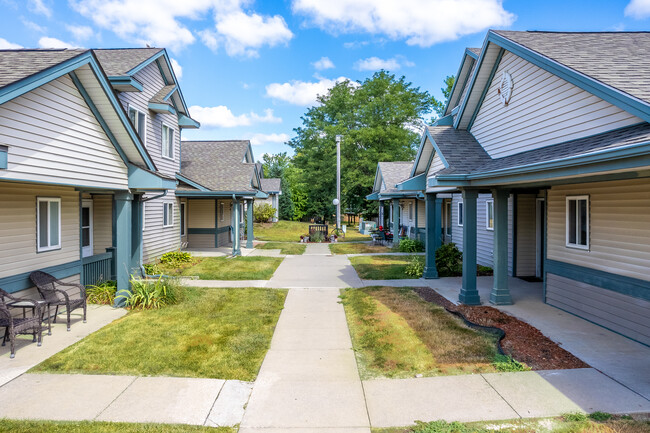 Pinewood Village Townhomes in Waukee, IA - Foto de edificio - Building Photo