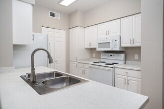 Lake Point in Elk Grove, CA - Building Photo - Building Photo