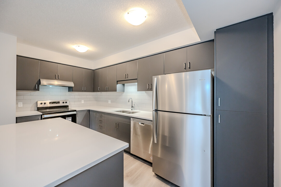 10 Reverie Way in Kitchener, ON - Building Photo