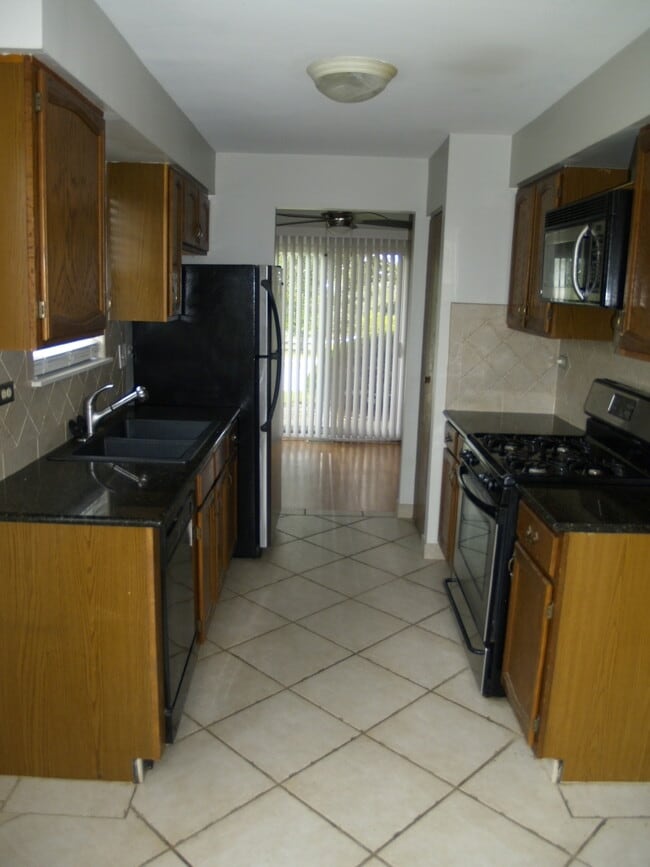 290 Green Knoll Ln in Streamwood, IL - Building Photo - Building Photo