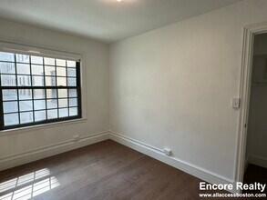 1200 Massachusetts Ave, Unit 212 in Cambridge, MA - Foto de edificio - Building Photo