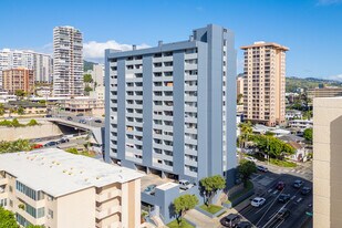Ward Kinau in Honolulu, HI - Building Photo