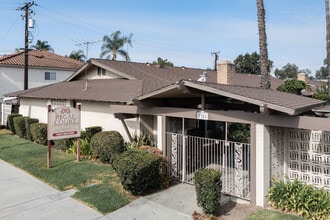 Regal Court Apartments in Whittier, CA - Building Photo - Building Photo