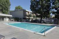 Granada Pueblo Apartments in Riverside, CA - Foto de edificio - Building Photo