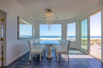687 Dune Rd in Westhampton Beach, NY - Foto de edificio - Building Photo