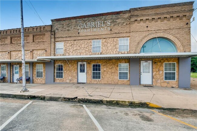112 E Davilla St, Unit B in Granger, TX - Foto de edificio - Building Photo