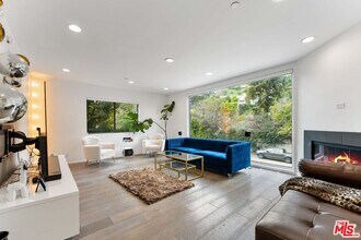 3964 Beverly Glen Blvd in Los Angeles, CA - Foto de edificio - Building Photo