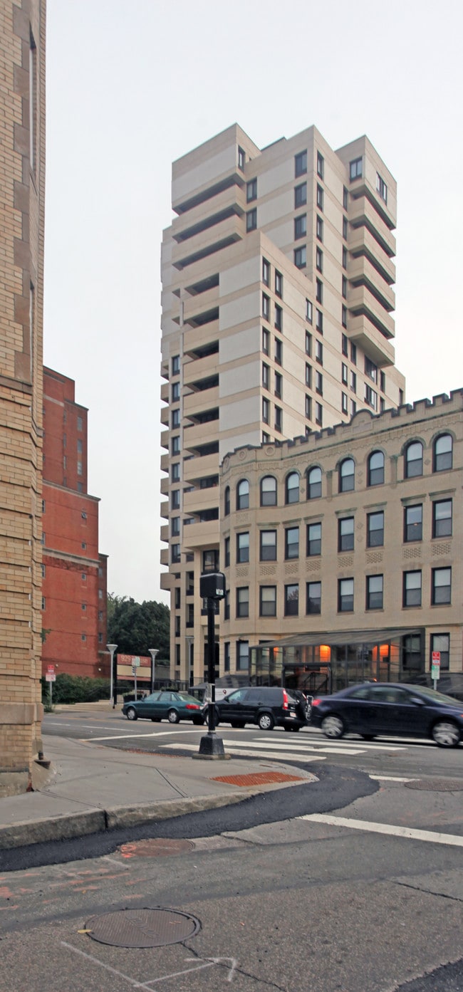 929 Mass in Cambridge, MA - Foto de edificio - Building Photo
