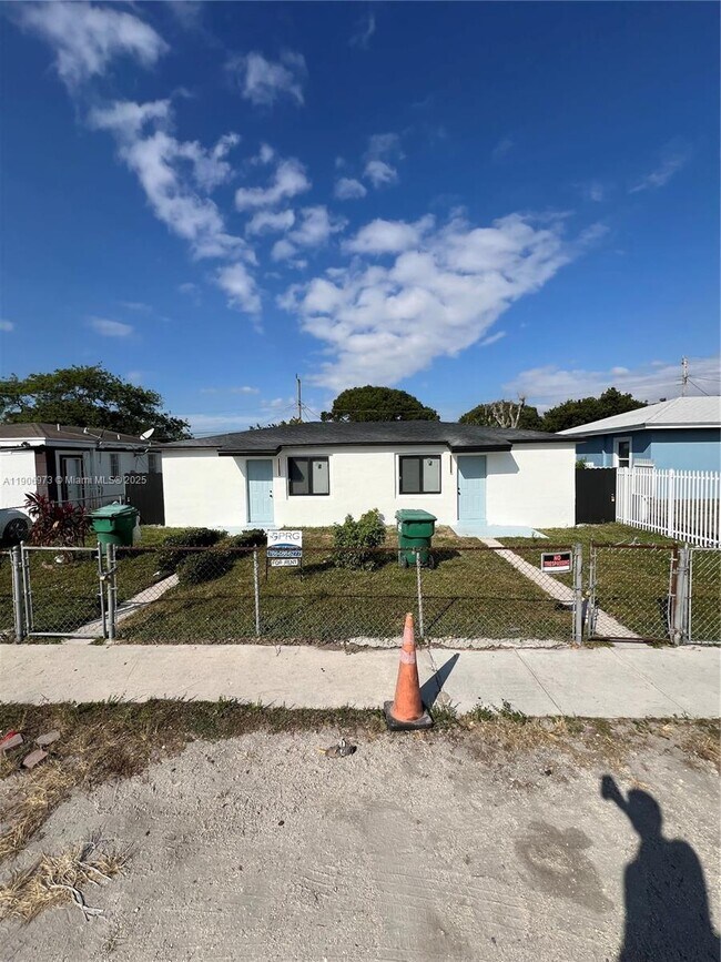 1821 NW 74th Ter in Miami, FL - Building Photo - Building Photo