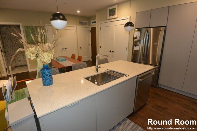 45 Burnett St, Unit 201 in Boston, MA - Building Photo - Building Photo