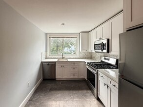 195 Hutton St in Jersey City, NJ - Building Photo - Building Photo