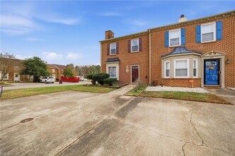 725 Mill Landing Rd in Chesapeake, VA - Foto de edificio - Building Photo