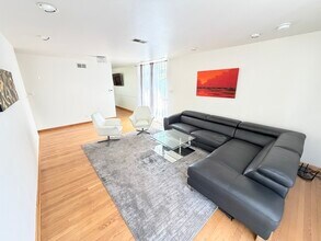 5557 S Harper Ave in Chicago, IL - Building Photo - Building Photo