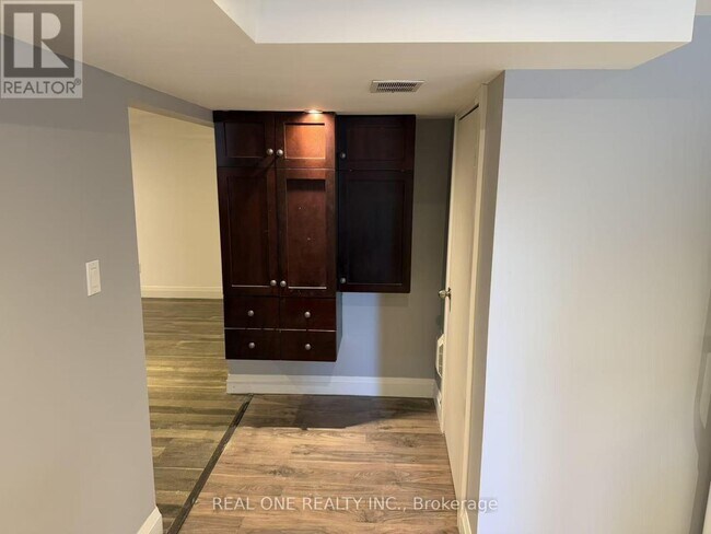 1074 Upper Sherman Ave in Hamilton, ON - Building Photo - Building Photo