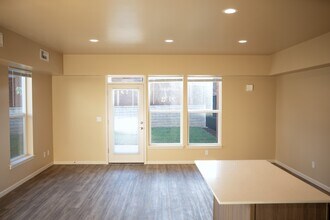 5783 Joynak St S in Salem, OR - Foto de edificio - Building Photo