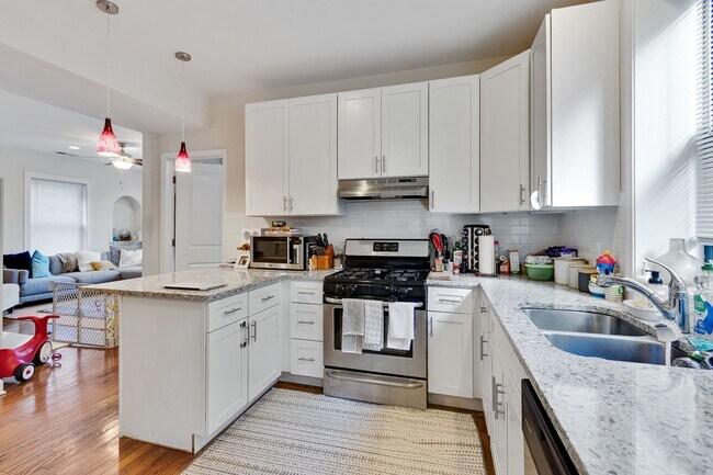1821 W Leland Ave, Unit 1C in Chicago, IL - Foto de edificio - Building Photo