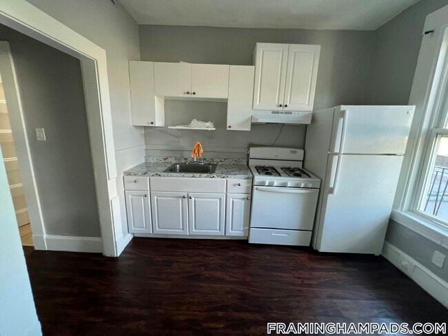 64 Hollis St, Unit 13 in Framingham, MA - Foto de edificio - Building Photo