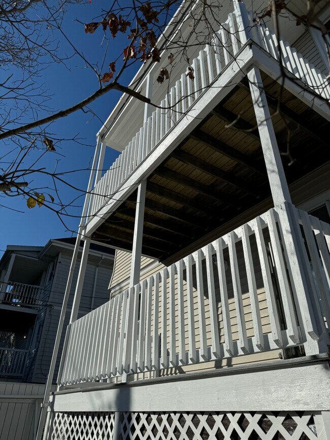 32 Boutwell St, Unit 1 in Boston, MA - Foto de edificio - Building Photo
