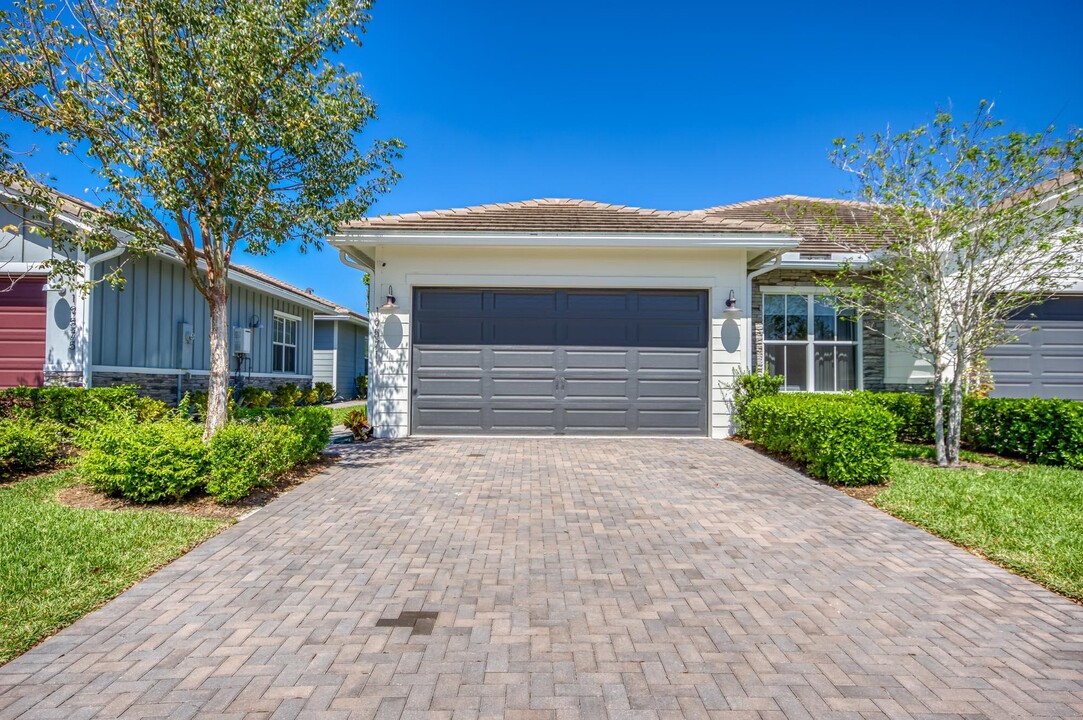 19571 Weathervane Way in Westlake, FL - Building Photo