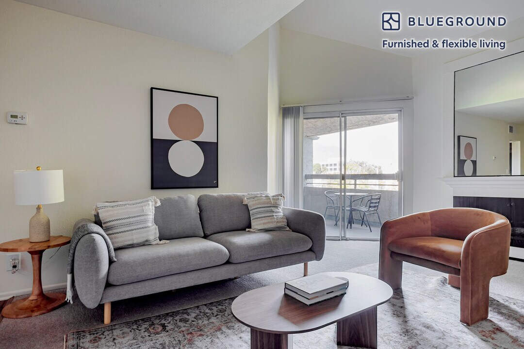 350 E Del Mar Blvd in Pasadena, CA - Building Photo