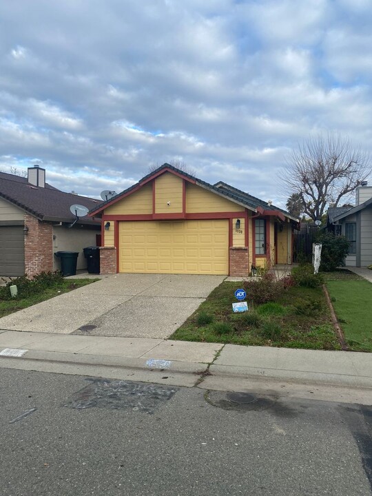 1330 Puebla Way in Roseville, CA - Building Photo