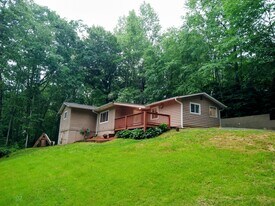 128 Woodland Hills Dr in Franklin, NC - Building Photo