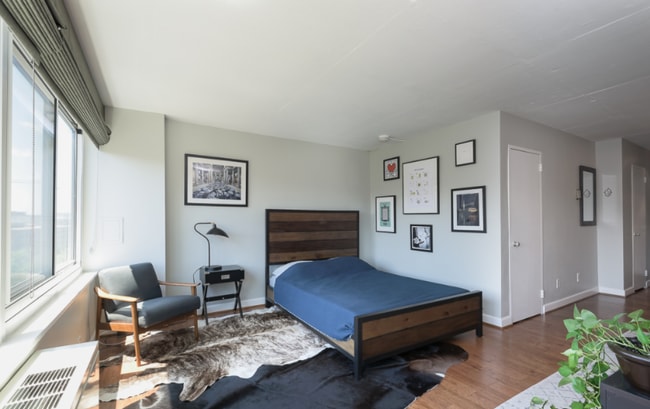 1330 New Hampshire Ave NW, Unit 1003 in Washington, DC - Foto de edificio - Building Photo